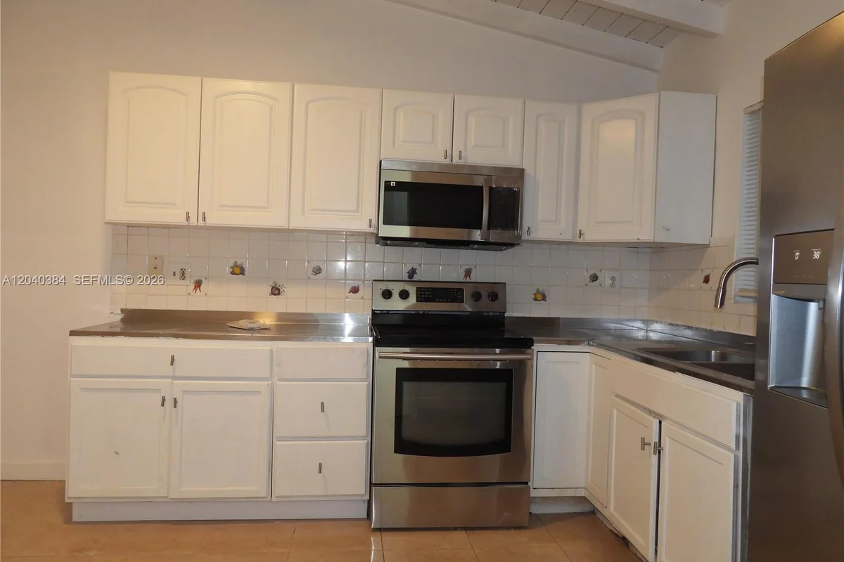 1572 NE 149th St #A, Miami: photo 1 of 17