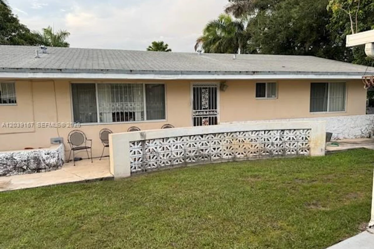 5955 NW 18th Ave, Miami: photo 1 of 12