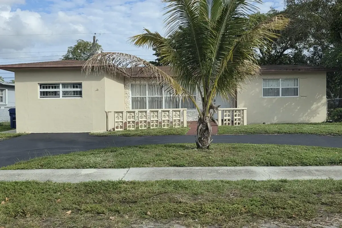 5261 NW 14th Pl, Lauderhill: photo 1 of 11