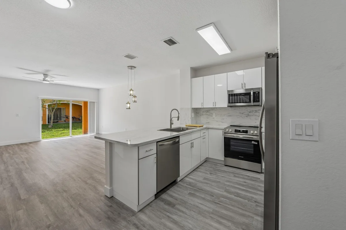 560 St Tropez Ln, Margate: photo 1 of 32
