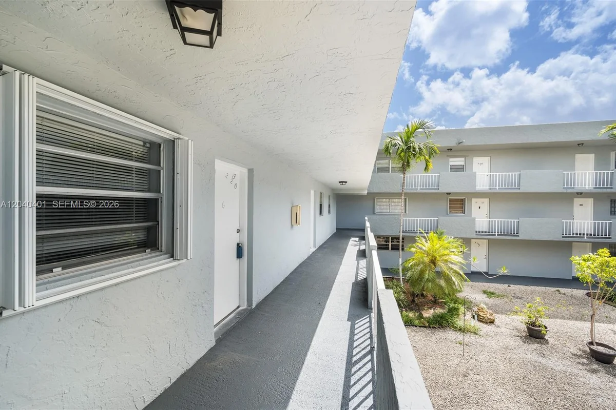 1725 W 60th St #F220, Hialeah: photo 1 of 17