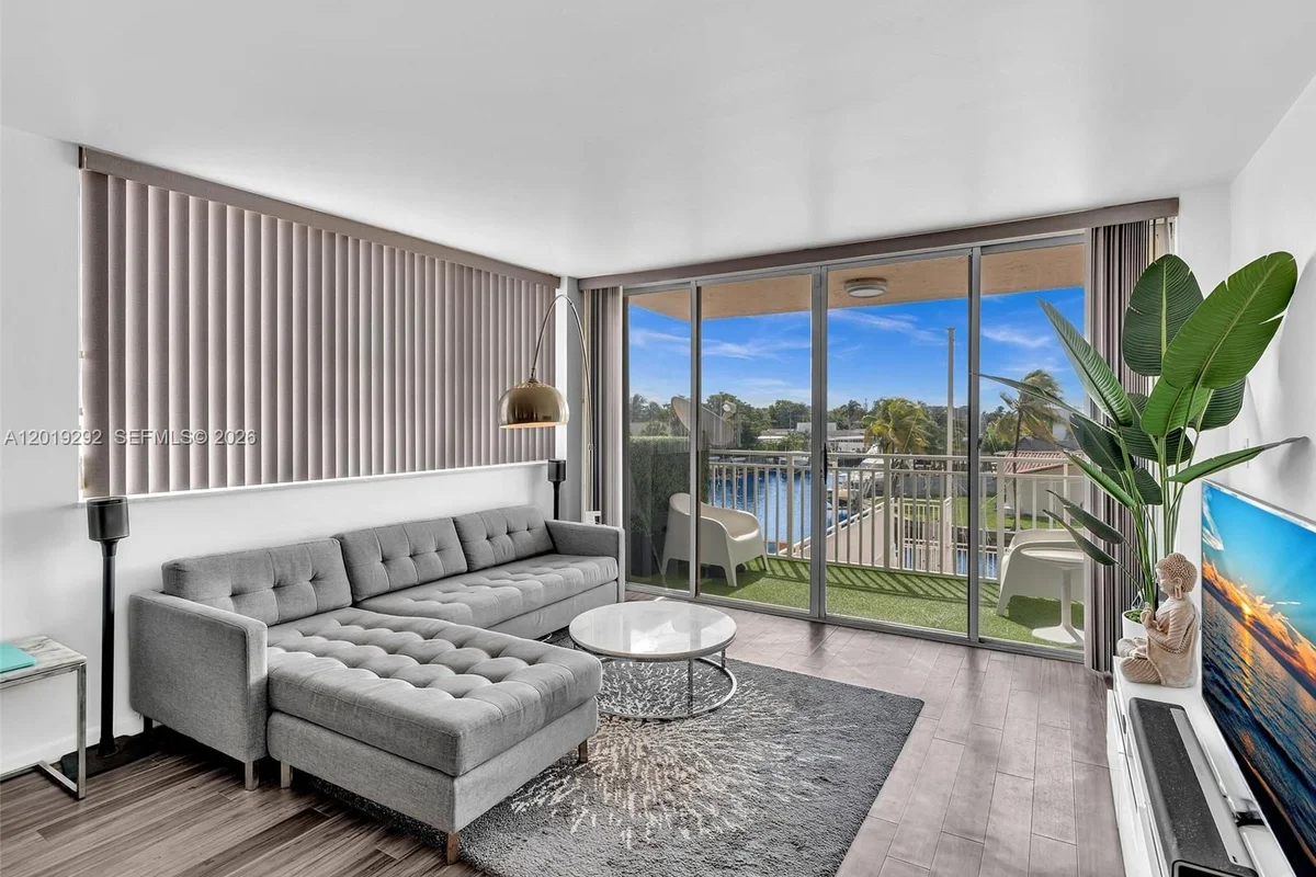 2450 NE 135th St #201, North Miami: photo 1 of 33