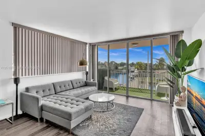 2450 NE 135th St #201, North Miami: photo 1 of 33
