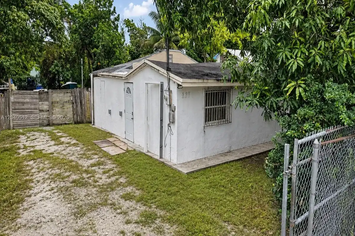 867 NW 109th St, Miami: photo 1 of 12