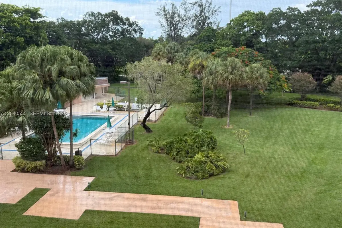 900 Saint Charles Pl #407, Pembroke Pines: photo 1 of 10