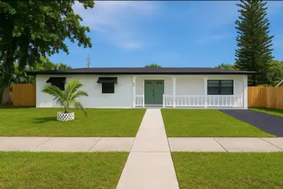 272 NE 44th St, Deerfield Beach: photo 1 of 10