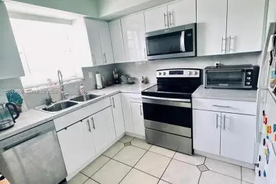 1350 NE 119th St #135021, Miami: photo 1 of 10