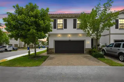 1009 Sweet Briar Ln, Riviera Beach: photo 1 of 63