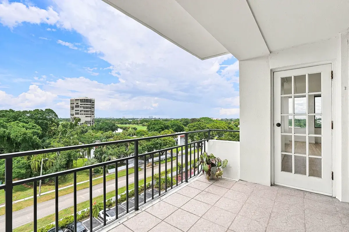 1500 Presidential Way #704, West Palm Beach: photo 1 of 25