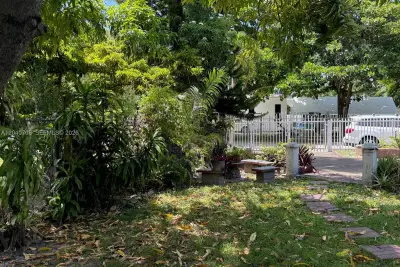 12600 Country Club Ln, Miami: photo 1 of 21