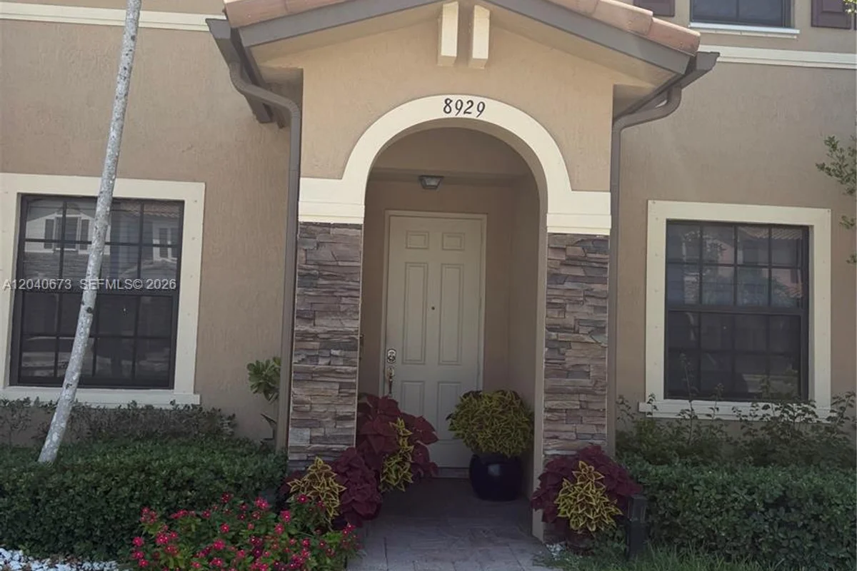 8929 W 35th Way, Hialeah: photo 1 of 23