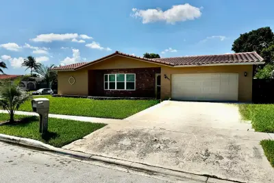 6600 NW 23rd St, Margate: photo 1 of 54