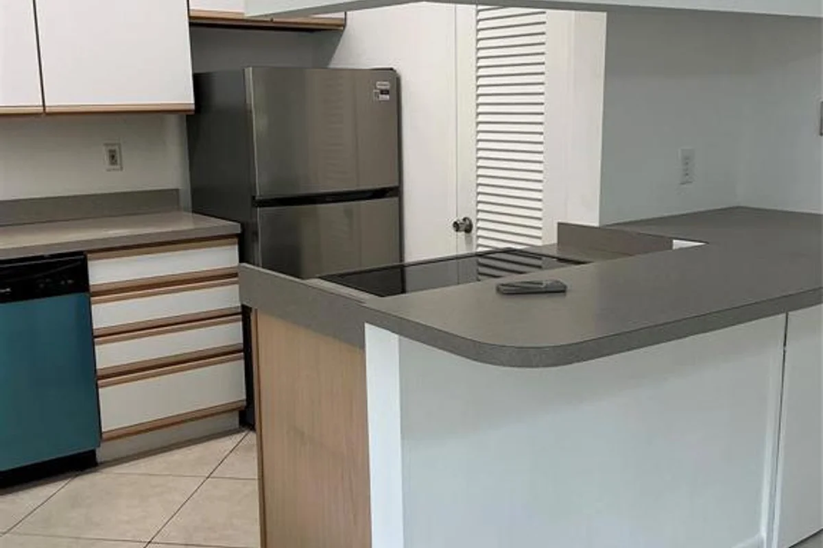 1647 NE 12th St, Fort Lauderdale: photo 1 of 9