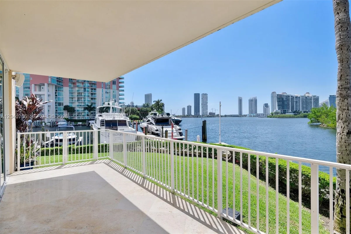 3330 NE 190th St #114, Aventura: photo 1 of 17