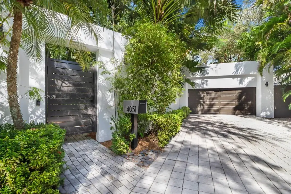 4051 Ensenada Ave, Miami: photo 1 of 37