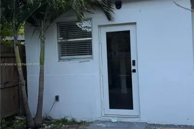 7025 NW 5th Ave #2, Miami: photo 1 of 8