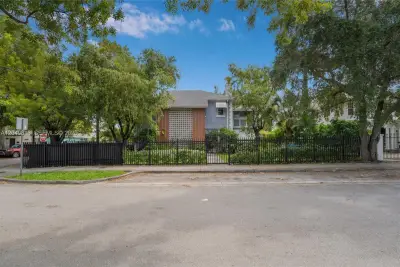 405 SW 11th Ave, Miami: photo 1 of 32