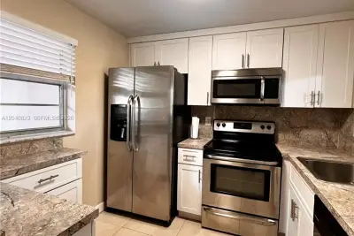 9235 Lagoon Pl #109, Davie: photo 1 of 26