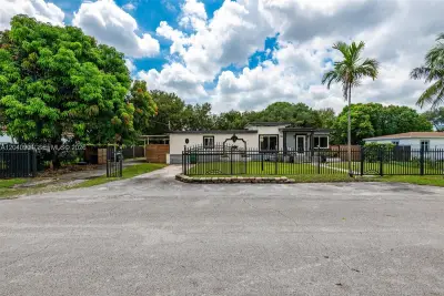 14855 NW 16 Dr, Miami: photo 1 of 1