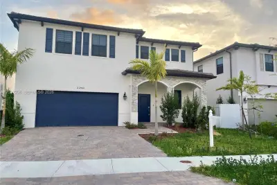 22960 SW 130th Ave, Miami: photo 1 of 14
