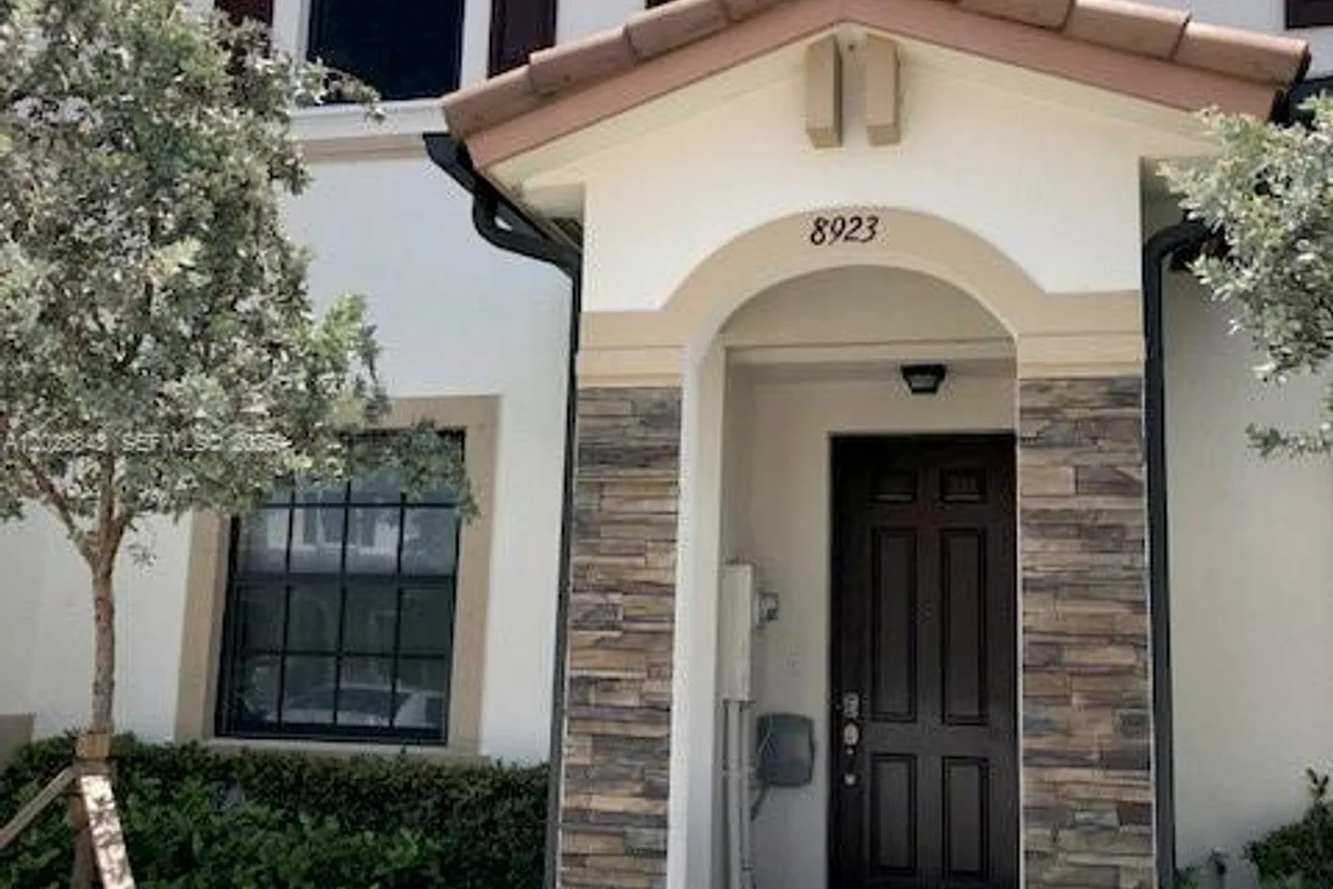 8923 W 35th Ave, Hialeah: photo 1 of 16