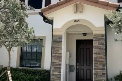 8923 W 35th Ave, Hialeah: photo 1 of 16