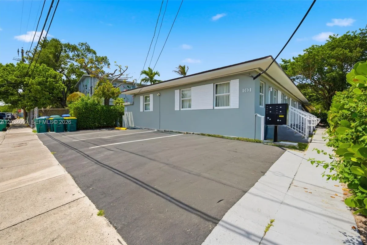 101 NW 74th St #4, Miami: photo 1 of 12