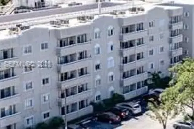 600 NW 32nd Pl #303, Miami: photo 1 of 6