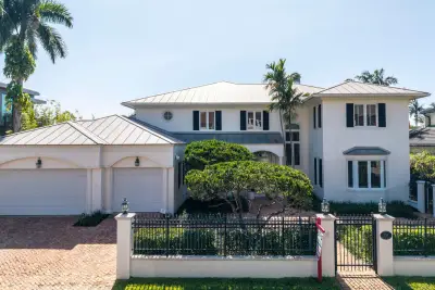 704 Isle Of Palms Dr, Fort Lauderdale: photo 1 of 74