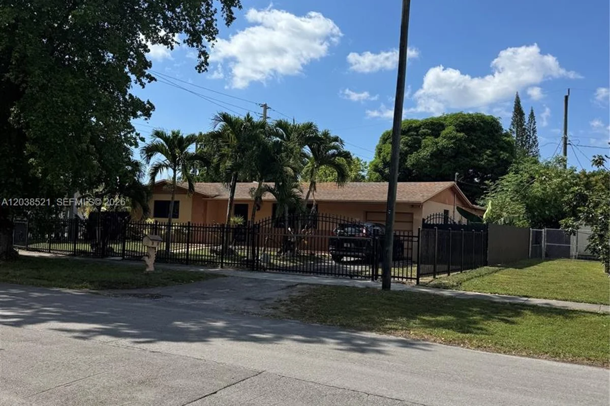House in Miami: photo 1 of 23