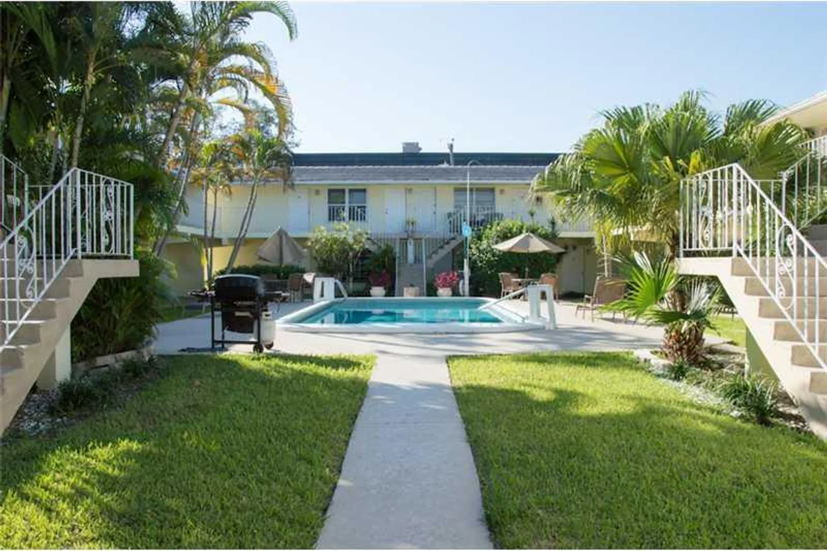 1012 SE 15th St #102, Fort Lauderdale: photo 1 of 10