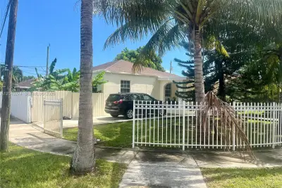 521 NW 32nd Pl, Miami: photo 1 of 8