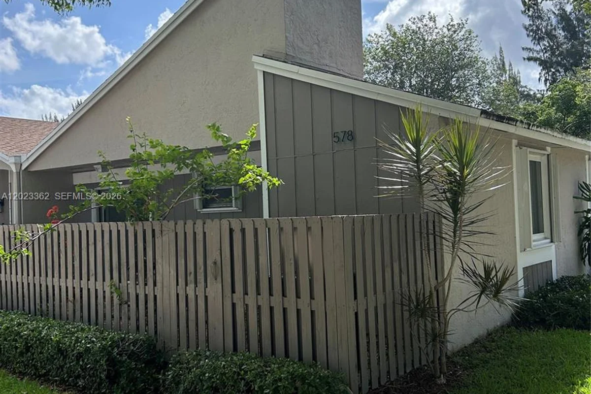 578 Woodgate Cir #E, Sunrise: photo 1 of 19