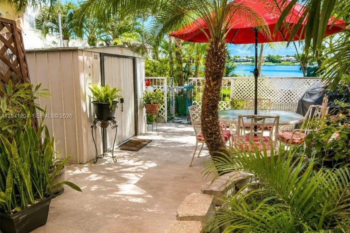 13918 SW 172nd Ter, Miami: photo 1 of 16