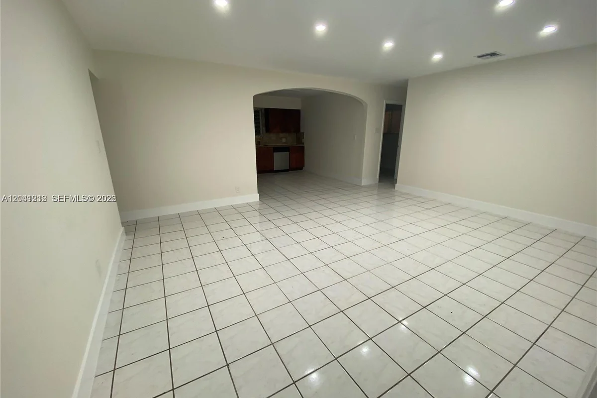 1727 Washington St, Hollywood: photo 1 of 8