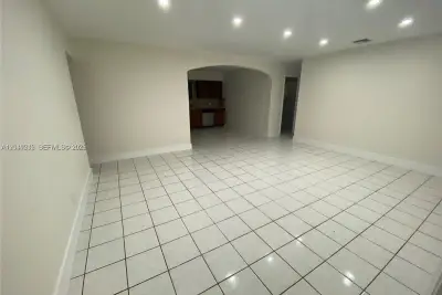 1727 Washington St, Hollywood: photo 1 of 8