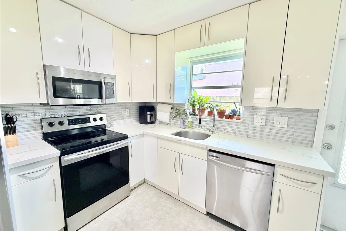 1722 Mayo St #105, Hollywood: photo 1 of 30
