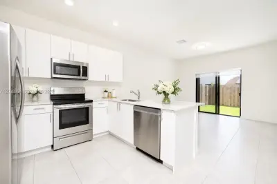 11935 SW 246th Ter, Miami: photo 1 of 9