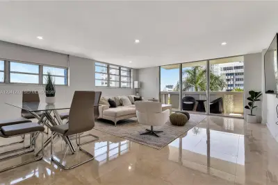 800 W Ave #635, Miami Beach: photo 1 of 22