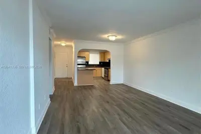 980 NE 170th St #214, North Miami Beach: photo 1 of 12