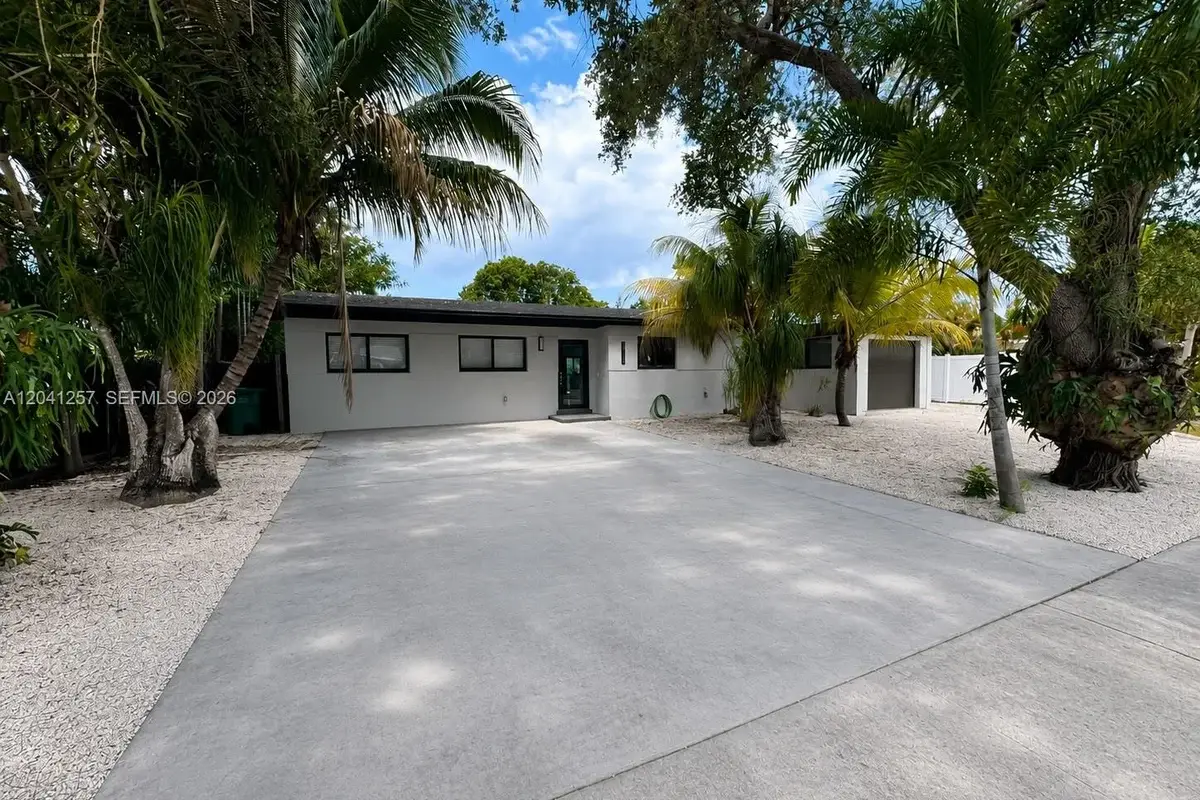 19700 NE 11th Pl, Miami: photo 1 of 28
