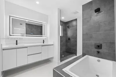 2940 SW 12th St, Miami: photo 1 of 62