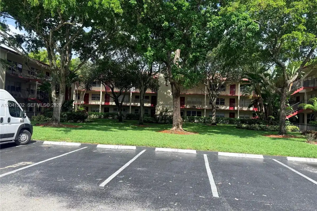Condo in Pembroke Pines: photo 1 of 10