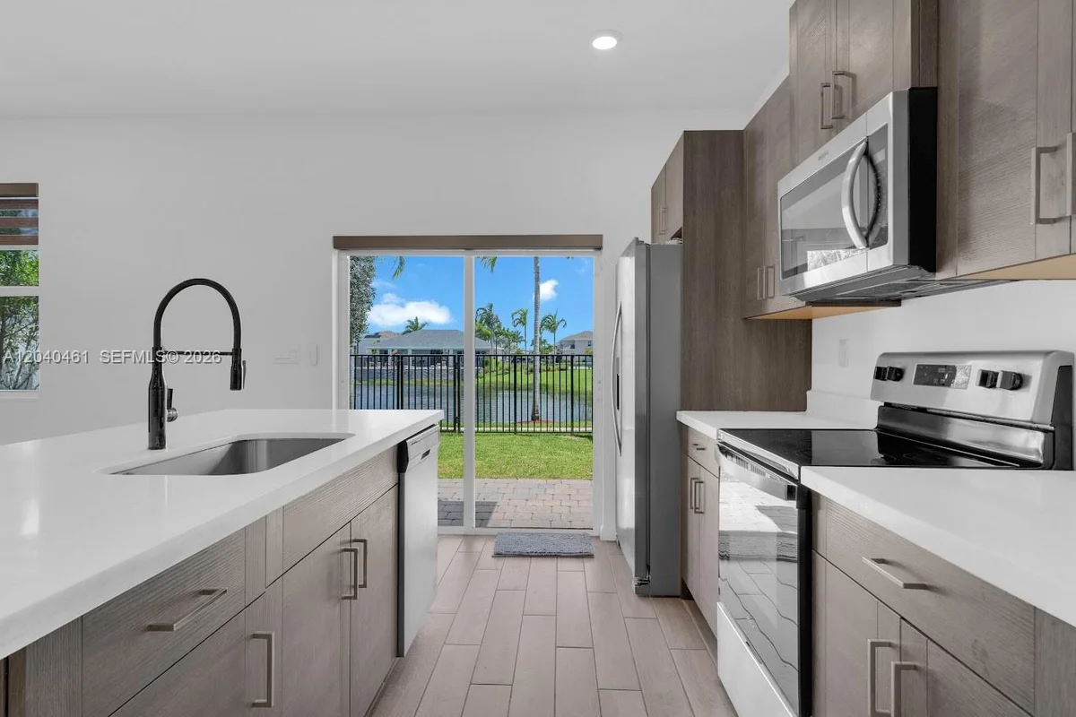 805 SE 18th St, Homestead: photo 1 of 24