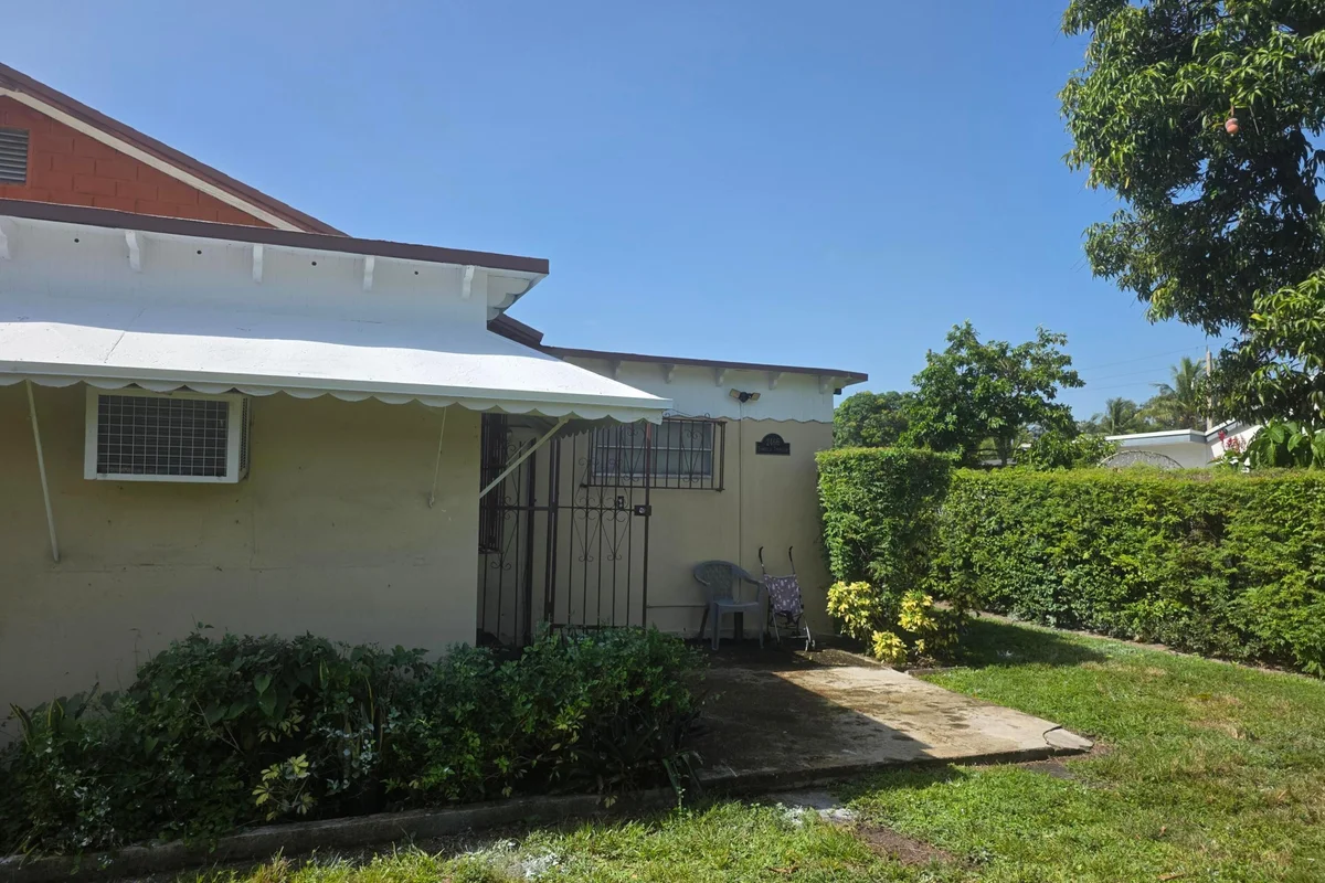 2466 NW 91st St, Miami: photo 1 of 9