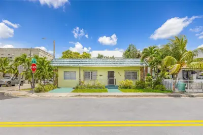 1477 NW 2nd St, Miami: photo 1 of 7