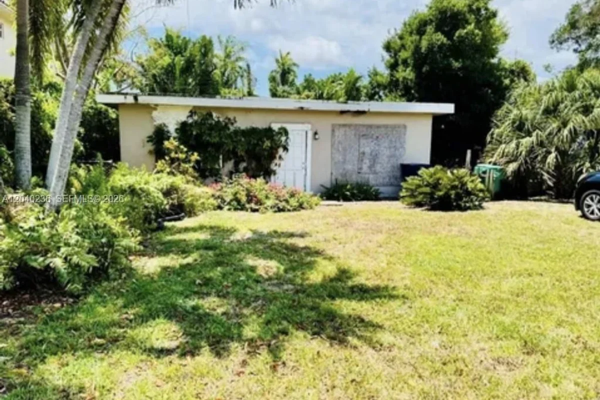 2616 NE 214th St, Miami: photo 1 of 3