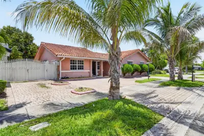 955 NW 128th Ct, Miami: photo 1 of 45