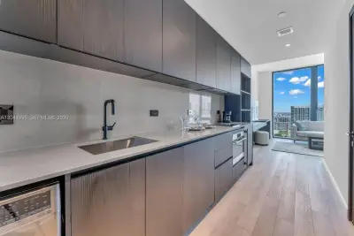 20 NE 11th St #3207, Miami: photo 1 of 18