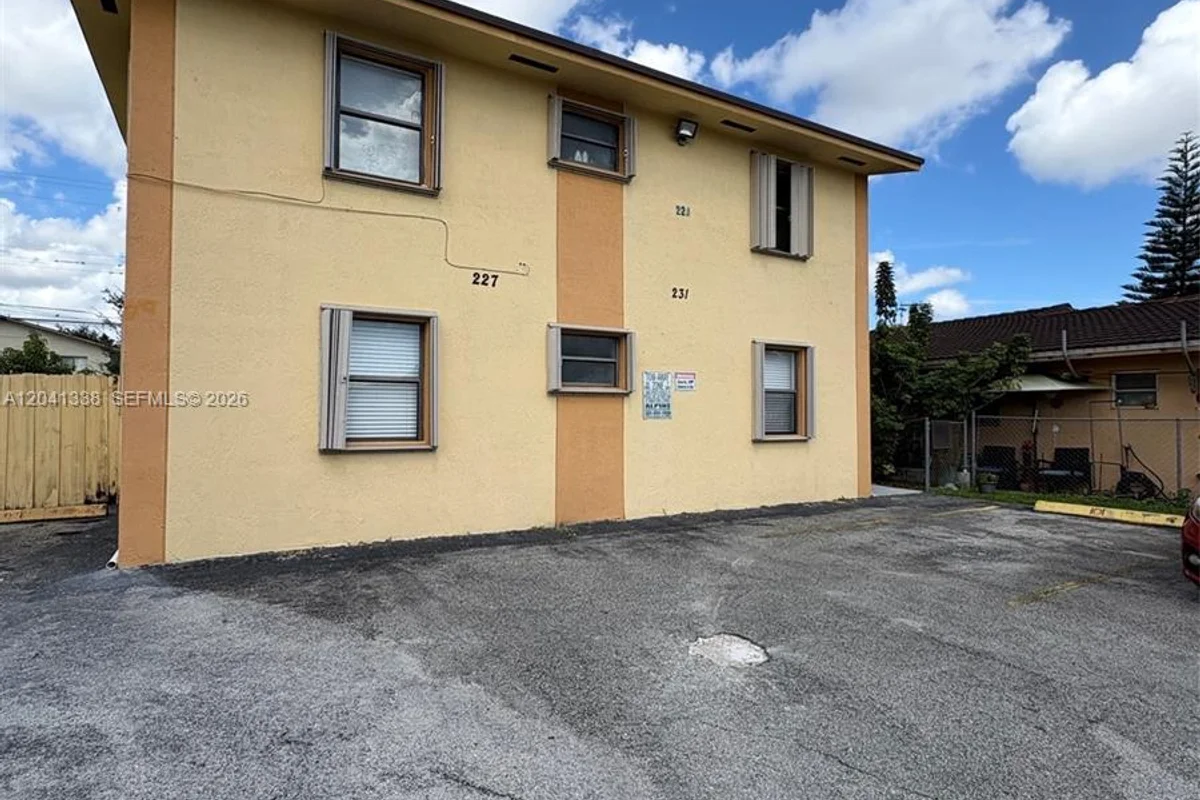 231 E 7th St #202, Hialeah: photo 1 of 10